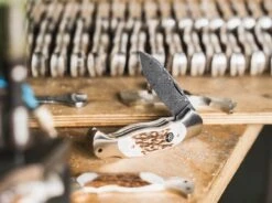 Scout Spearpoint Hirschhorn Damast -Outdoormesser boeker manufaktur solingen scout spearpoint hirschhorn damast 112201dam 4 1280x1280